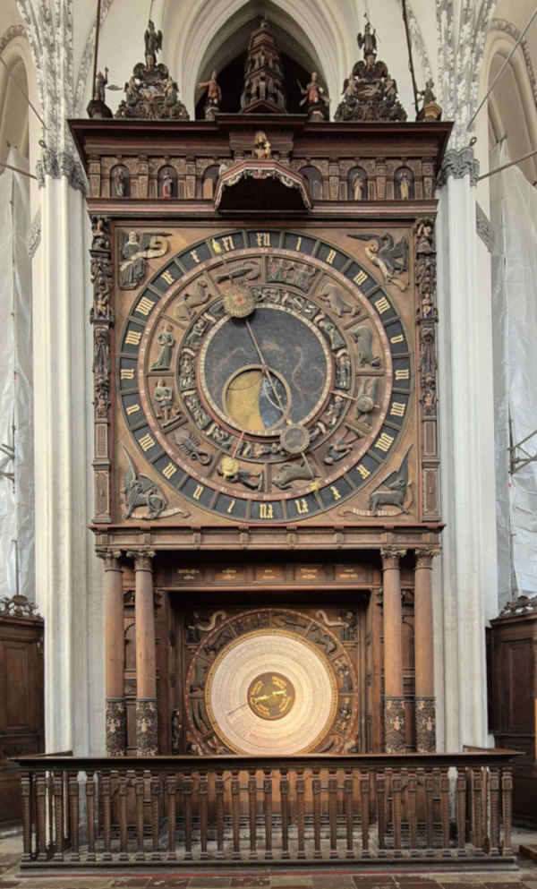 Foto: die astronomische Uhr in der Rostocker Marienkirche