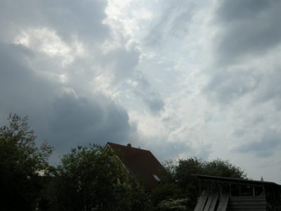 Foto: Dunkle, dichte Haufenwolken am Nachmittag vor einem Gewitter