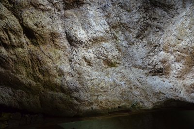 Felswand mit Kristallen bedeckt