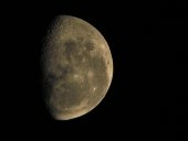 Mond durch ein Teleskop betrachtet (30-fache Vergroesserung)