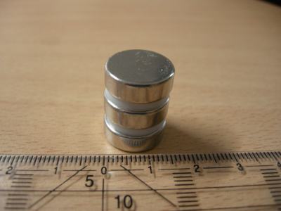Foto: Stapel aus drei Neodym-Magneten